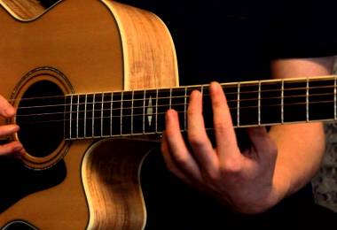 Học đàn Guitar đệm hát – Gia sư Tài Năng Trẻ